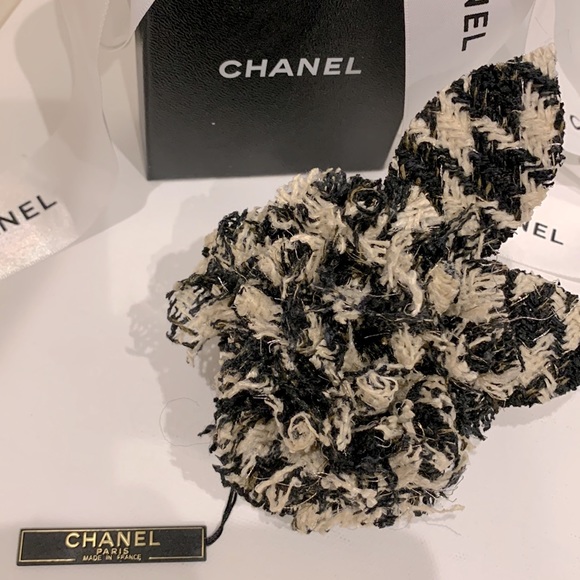 CHANEL 🖤 Tweed Raffia Black Cream Houndstooth Camellia Flower Pin Brooch Lapel - Picture 2 of 7